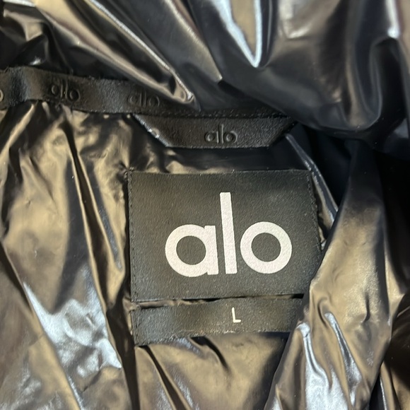 Women’s ALO yoga puffer jacket. 
NEW with tags. NEVER worn. Gloss black. - Picture 3 of 8